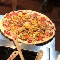 Snapdishの料理写真:Pizza hitting the line|andyさん