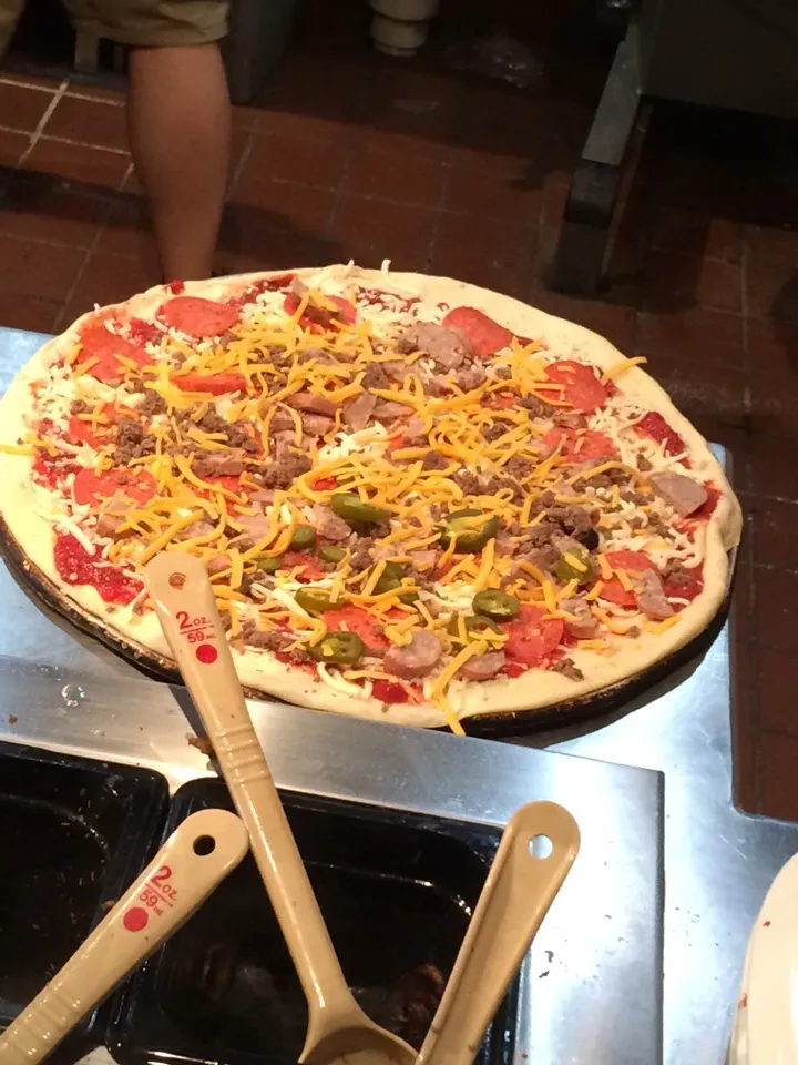 Snapdishの料理写真:Pizza hitting the line|andyさん