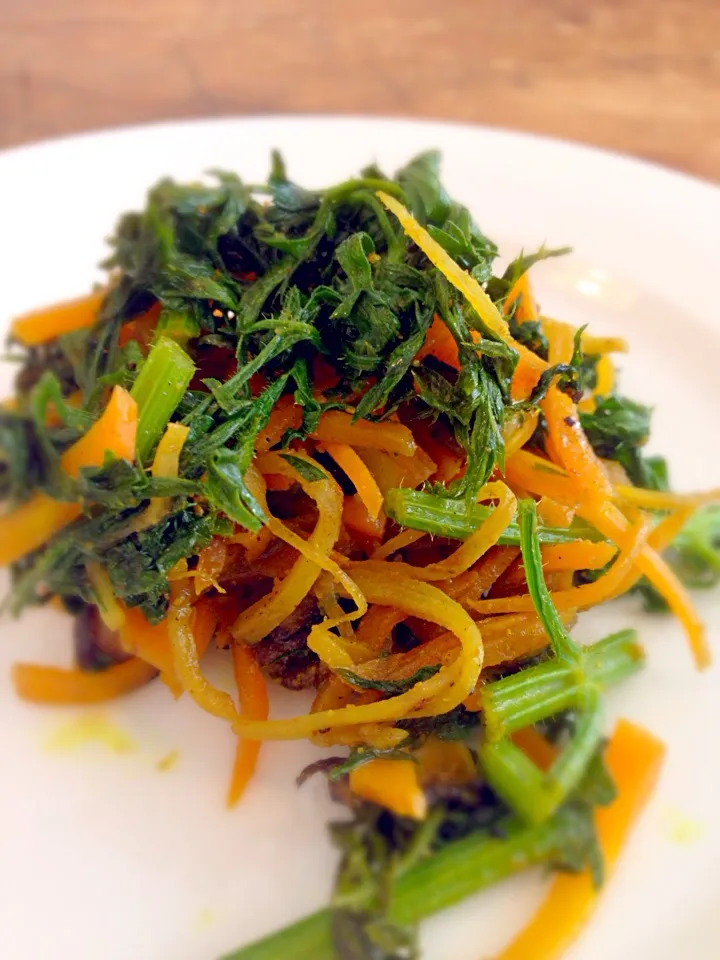 Yummy carrot leaves stir fry :) 余った人参と葉をスパイスで炒めたシンプル料理☆|Tanuさん