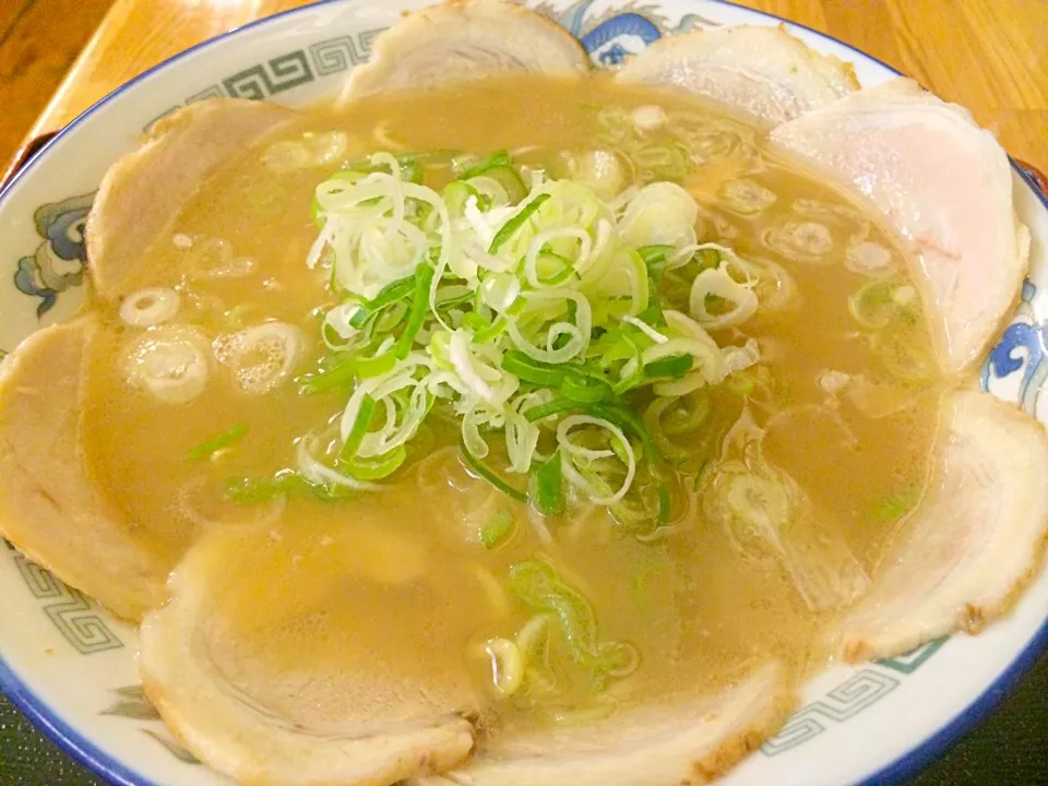 【本日のランチ】
好来系ラーメン。
寿（チャーシュー多し）

初めて来た好来系店。
麺が他の好来系より細いので最初違和感があったが、スープもチャーシューもメンマも本店を基準とすれば何も劣るところはない。
美味かった。|JTKさん