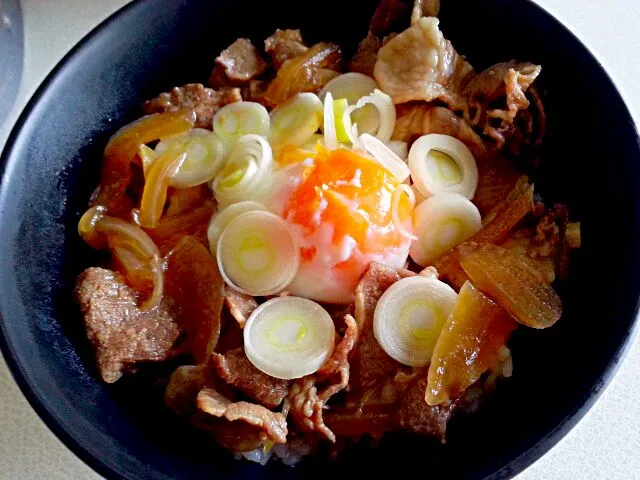 豚肉の汁だく丼ィ～♪|ひろぴょんさん