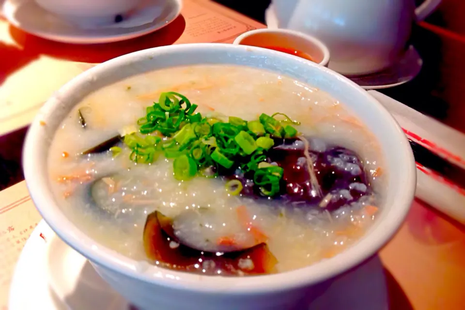 台湾の朝食😋 ピータンお粥 ＆ 烏龍茶|アライさんさん