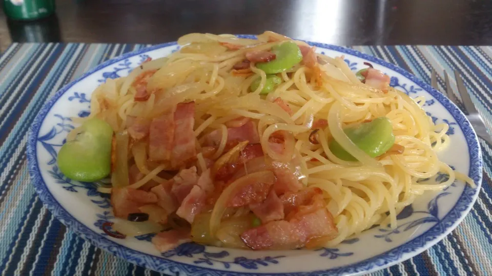 先週のバーベキューの残り食材の空豆でベーコンとパスタ。初夏のような天気の中季節の食材は美味しく感じます。|SATOSHI OOCHIさん