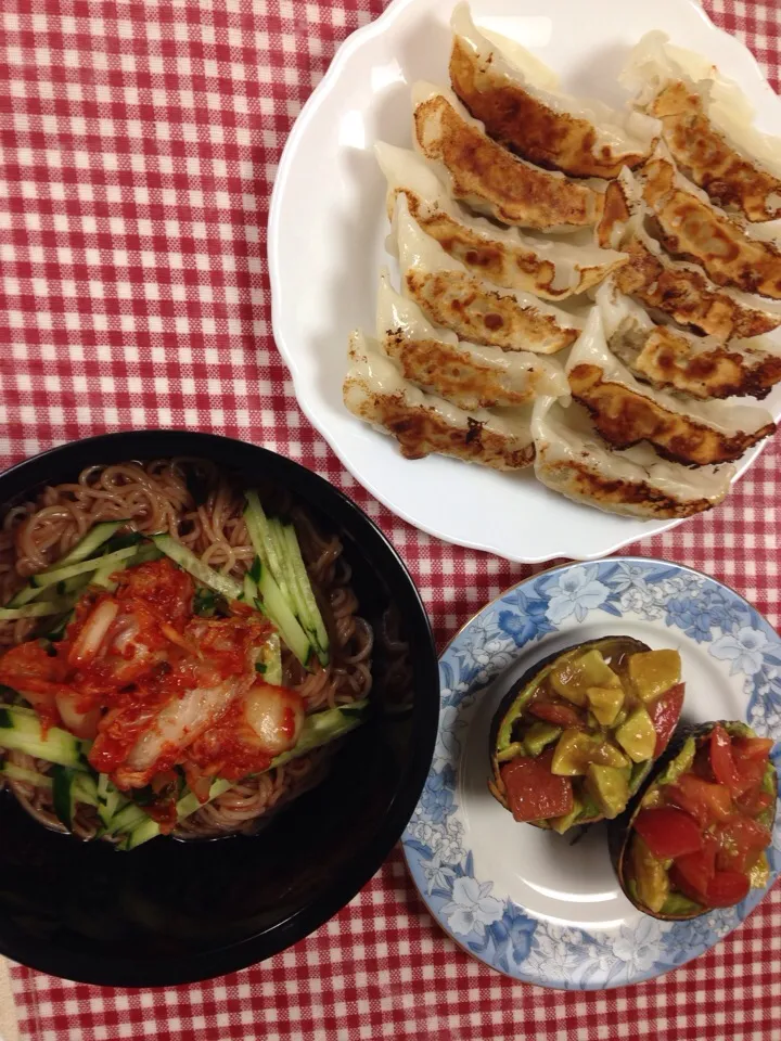 ビビン麺  餃子  アボカドとトマトのわさび醤油和え|ひとみんさん