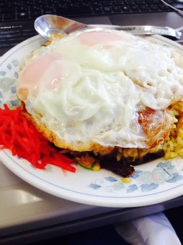 カレー炒飯・目玉焼き2個🍳のせ|KAZUTOさん