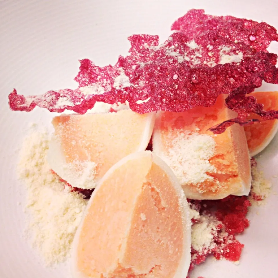 Watermelon sherbet mochi, frozen strawberry consommé, white chocolate powder, hibiscus chicharron|andrew franciscoさん