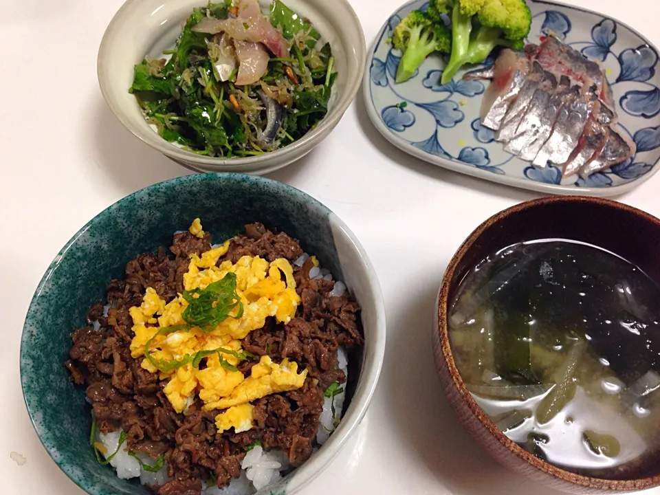 牛しぐれ煮丼、アジと三つ葉のサラダ、アジのお刺身、大根とワカメのお味噌汁|たえさん