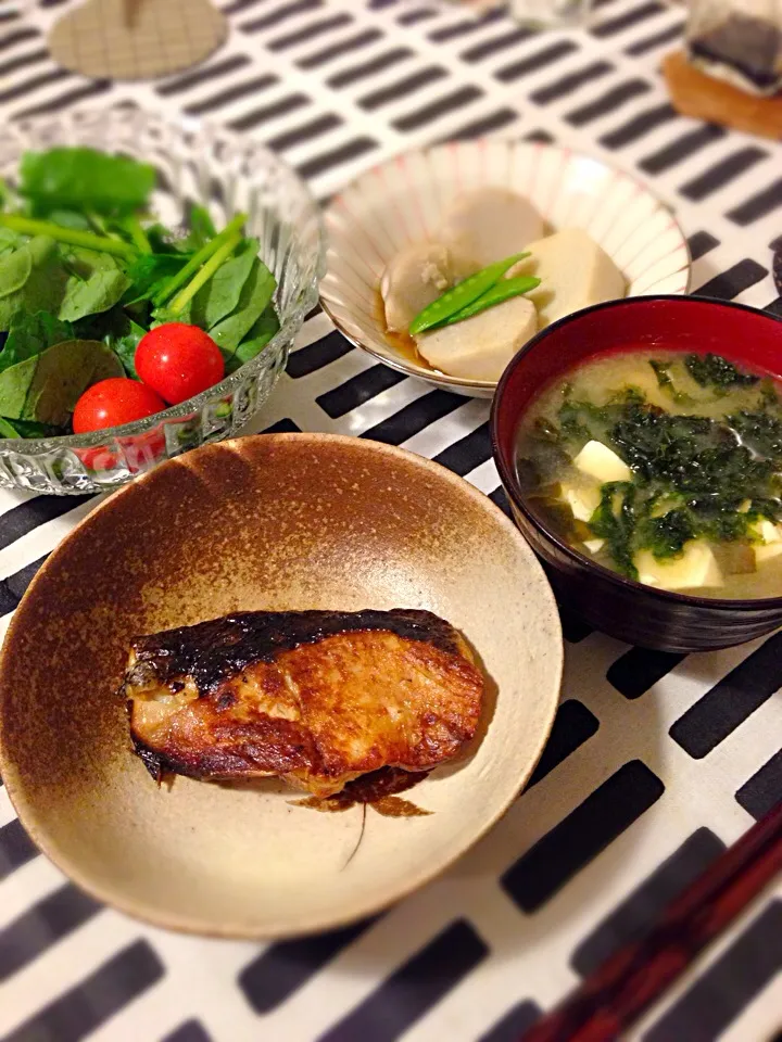 Snapdishの料理写真:ムツの焼魚🍀ほうれん草サラダ🍀里芋の煮物🍀若芽と豆腐のサラダ|mochaさん