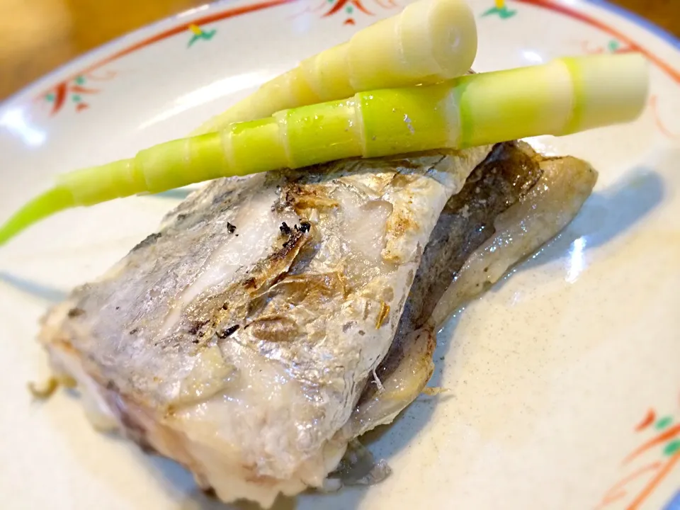 Snapdishの料理写真:焼き太刀魚🐟、姫竹を添えて|おかっぴーさん