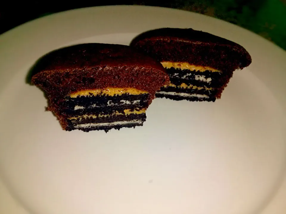 Snapdishの料理写真:Chocolate Peanut Butter Oreo Cupcakes! Yum!|April Marieさん