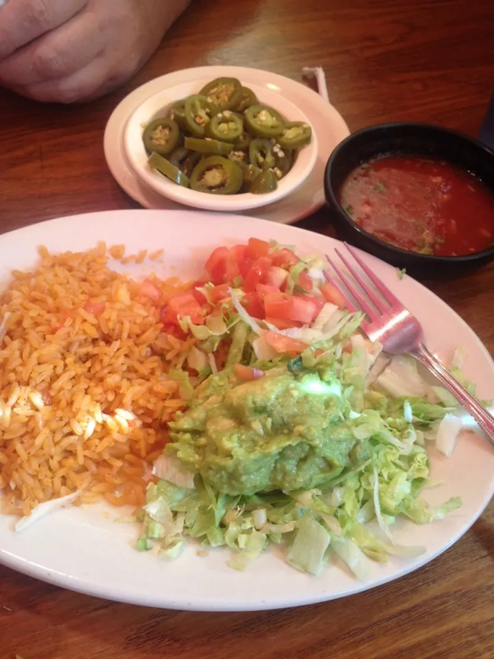 Mexican rice and guacamole salad.|marylouさん