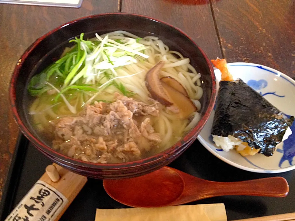 Snapdishの料理写真:肉うどん 天むす|OTISさん