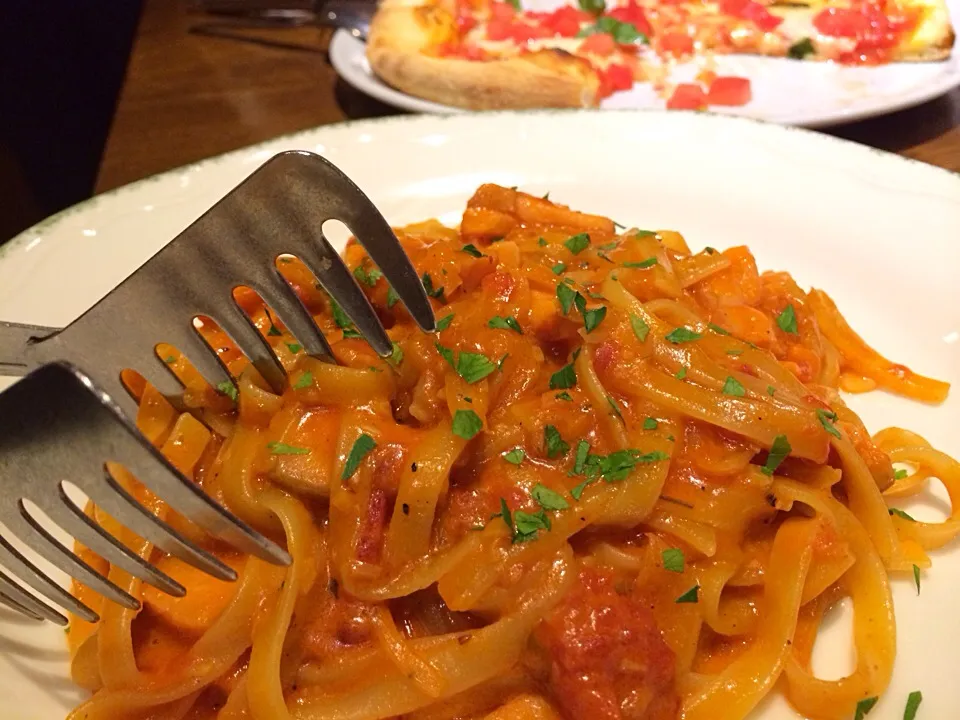 人生初のカプリチョーザ パスタ鮭とトマトのなんか！！笑|りすなさん