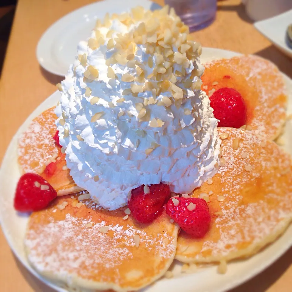 Snapdishの料理写真:Eggs'n Thingsの定番🍓ストロベリーマカダミアwithホイップクリーム|Hiさん