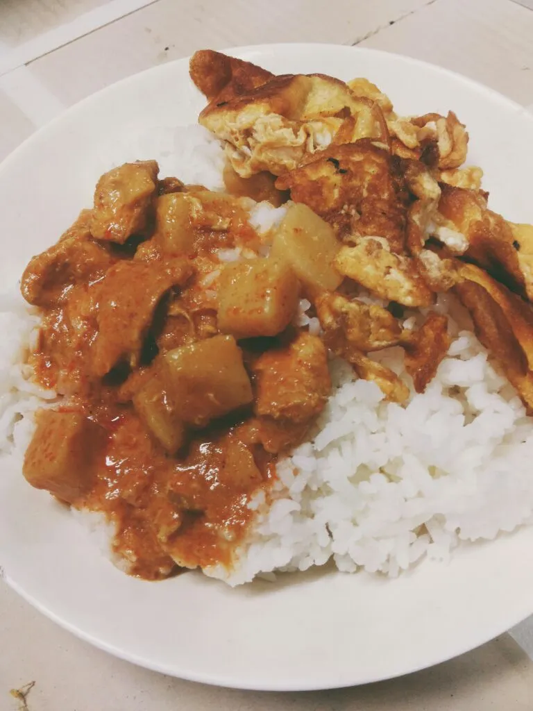 ข้าวแกงกะหรี่ไก่ไข่เจียว curry rice with omelet|cherryさん