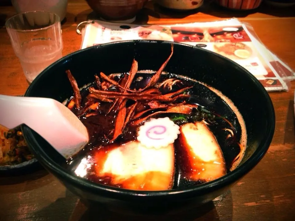 くろ焦がし麺🍜😋ちょー旨い〜😋|きのすけ〜さん