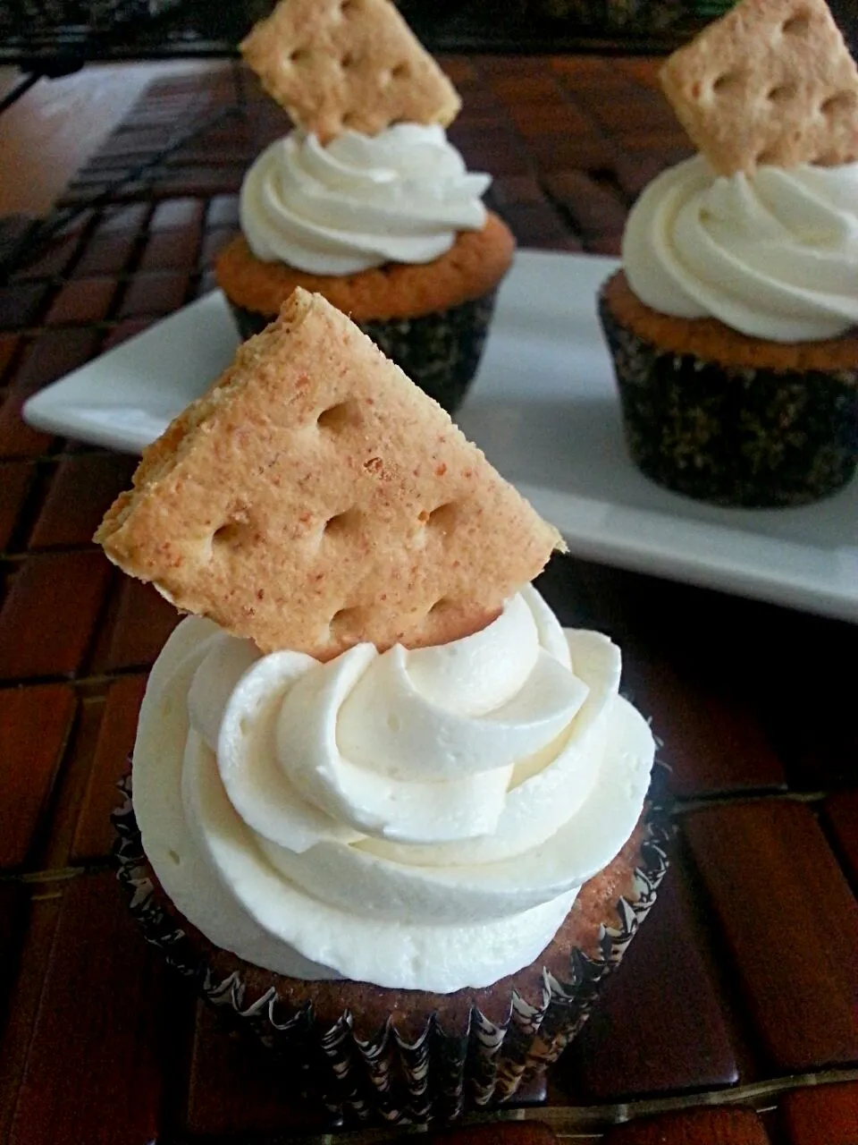 Graham Cracker Cupcakes with Marshmallow Frosting|Melissa Marie Hallさん