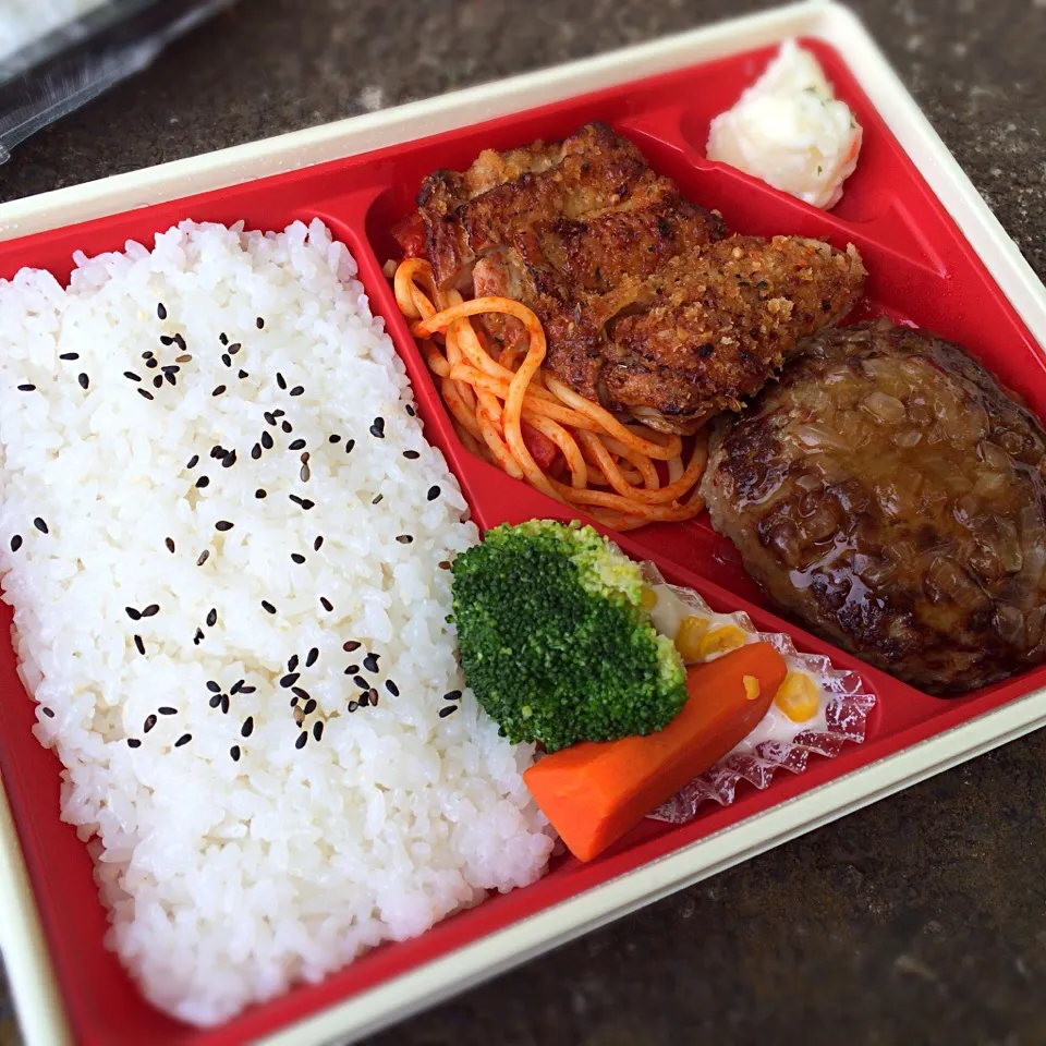 ハンバーグ鶏香草焼き弁当|さるさん