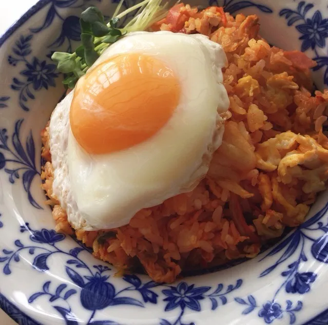 やった！やったよ〜！理想の目玉焼き乗せキムチチャーハン🍳|jackie_brownさん