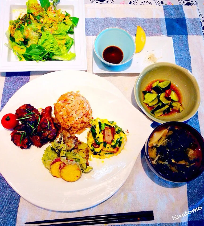 本日のランチ！4種盛りプレイト、ワカメ、エノキ、椎茸、ミョウガのお味噌汁、キュウリの中華和え、グリーンサラダ！|Tina Tomoko😋さん