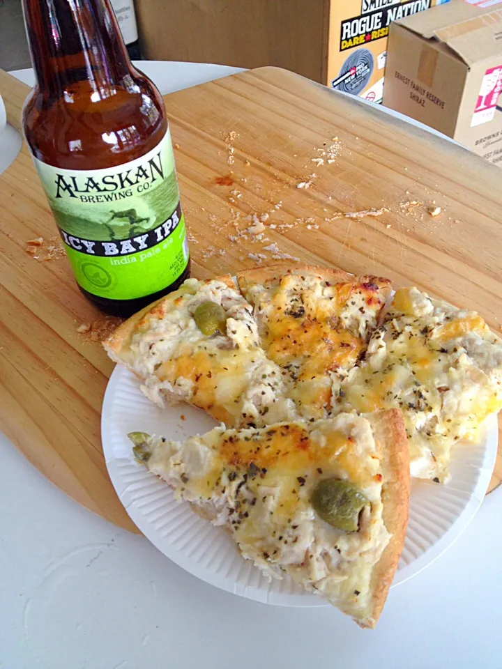 Alaskan brewing IPA and chicken and cheese pizza|lauren shannonさん