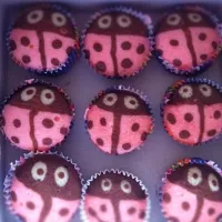 Snapdishの料理写真:Lady bugs cupcake :)|Er Yan Jingさん