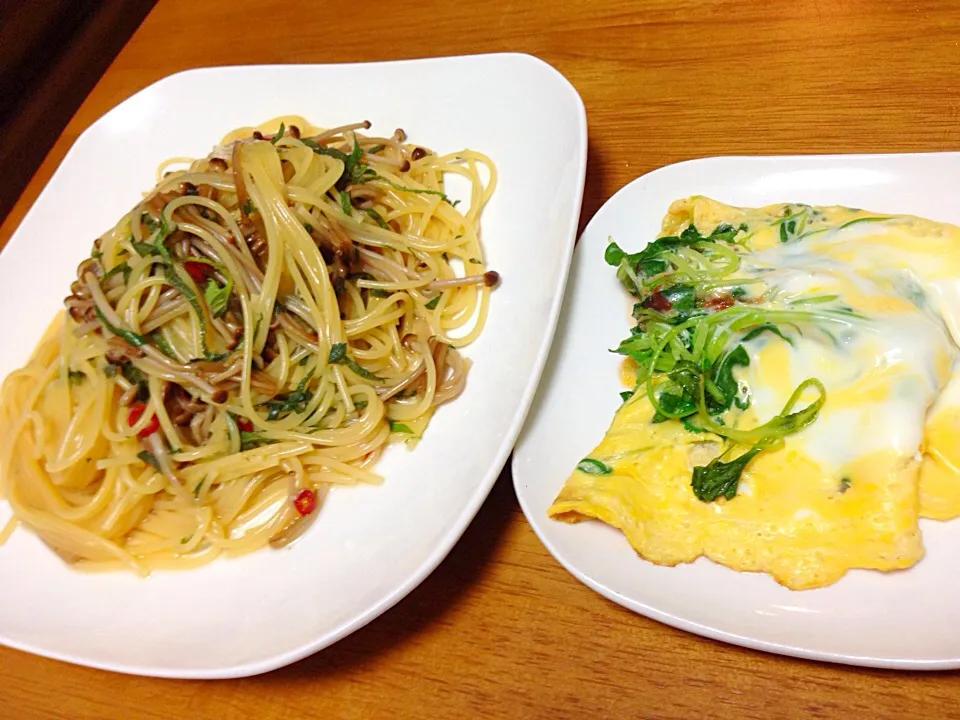 Snapdishの料理写真:ブラウンえのきと大葉のパスタ♥️つまみ菜のチリソース卵とじ♥️|naoko takahashiさん