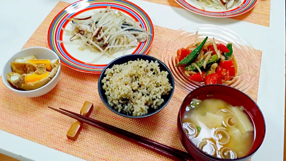 今日の夕食 鰆・椎茸・もやしの塩麹蒸し、オクラとトマトのゴマ和え、卵と油揚げの巾着煮、豆腐の味噌汁、玄米ごはん|pinknari🐰🌈さん