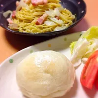 Snapdishの料理写真:白パン♪バジルクリームパスタ|かまりえさん