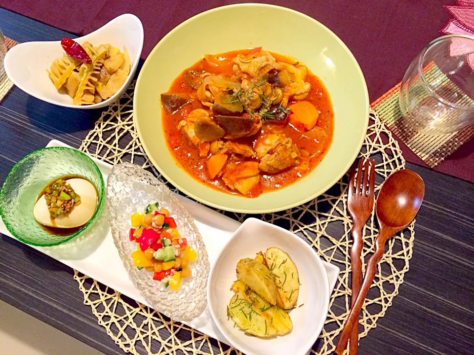 今夜は季節の野菜と鳥肉トマト煮込み、ひよこ豆彩り野菜塩麹サラダ、冷奴、新ジャガハーブポテトフライ、筍甘辛煮です。|かれんさん