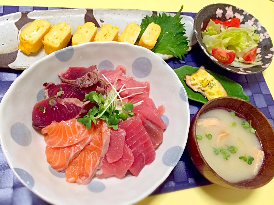 晩ごはん♡
⚫︎海鮮丼
（まぐろ・サーモン・かつお）
⚫︎鮭のアラお味噌汁
⚫︎卵焼き
⚫︎鮭のタルタルソース焼き
⚫︎サラダ|やえさん