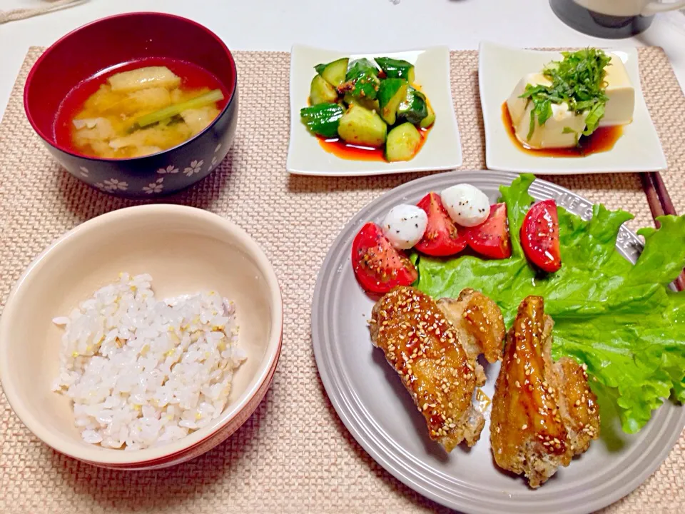 手羽中のうんまー揚げ トマトカプレーゼ 胡瓜のうま塩ラー油 冷奴 味噌汁|にゃろめさん