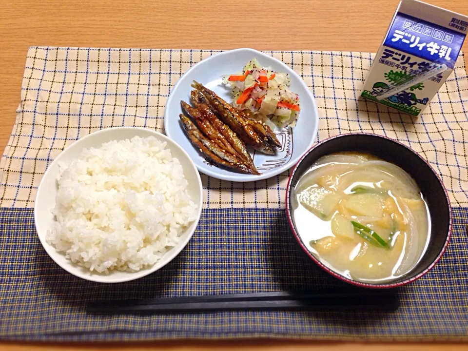 Snapdishの料理写真:じゃがいもとたまねぎの味噌汁 きびなごの蒲焼き風 キャベツとにんじんのゆかり和え|mizupottu🍙さん