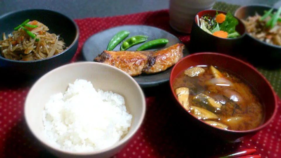 夜ごはん
ごはん、ナスの味噌汁、はまちの照り焼き、金平ごぼう、水菜の和え物、お茶|さっちんさん