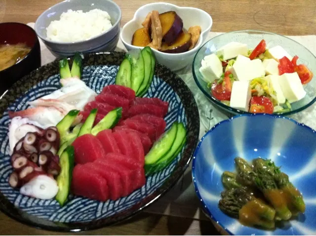 まぐろタコ刺身・たらの芽酢みそ和え・さつまいも鶏肉甘辛煮・豆腐サラダ・白菜と水菜味噌汁|まーままさん