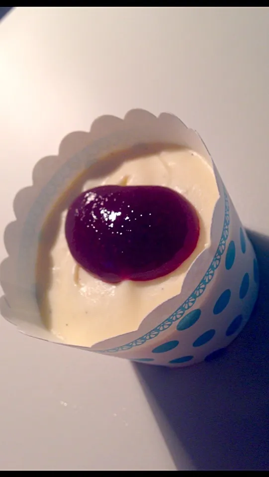 Mini white chocolate and vanilla cheesecake with berry and lime  coulis|Chrisy Hillさん