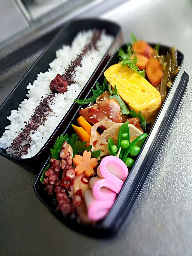 《月曜日のお弁当》

・鶏肉の甘辛照り焼き(自家製タレ)
・だし巻き玉子
・タコのぴり辛煮
・ごぼうの煮
・温野菜→人参、かぼちゃ、スナップエンドウ
・かわめの茎佃煮

ｲﾃﾗ━━━ヾ(*･ω･*)━━━ｯｼｬｲ!♥|藤田 まり子さん