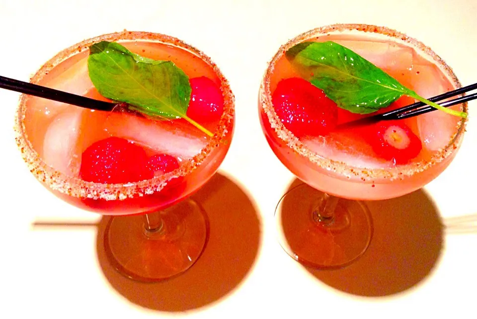 White grapefruit passion fruit lime margarita with frozen strawberries and basil with chile lime rim|bertocci infernoさん