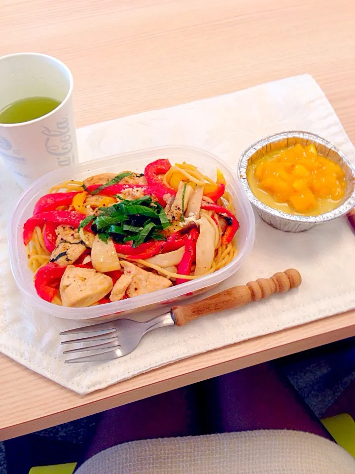 Snapdishの料理写真:Chicken mushroom and pepper spaghetti with coconut mango creme brûlée|Kumigarさん