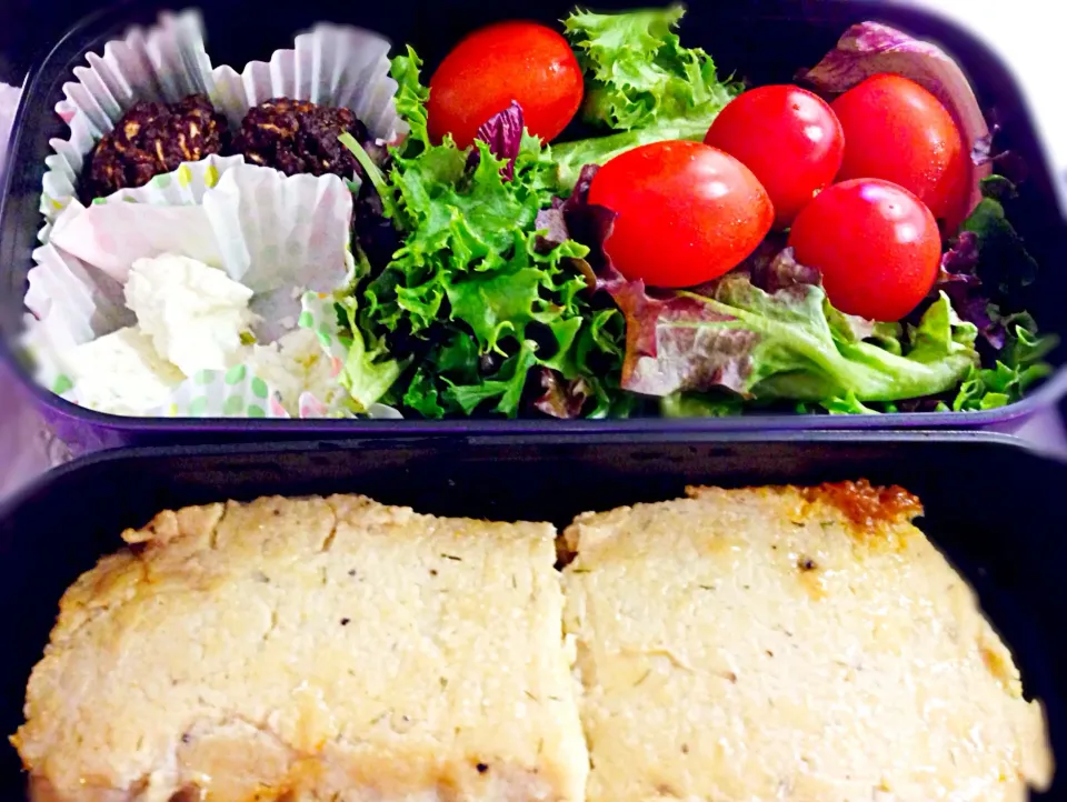 For today - Shepherd's Pie, salad, herb cream cheese, chocolate almond oat balls|coxiella24さん