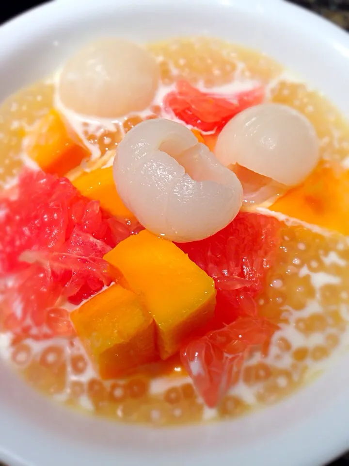 Snapdishの料理写真:Tapioca Grapefruit Mango delight|Allissa Zhaoさん