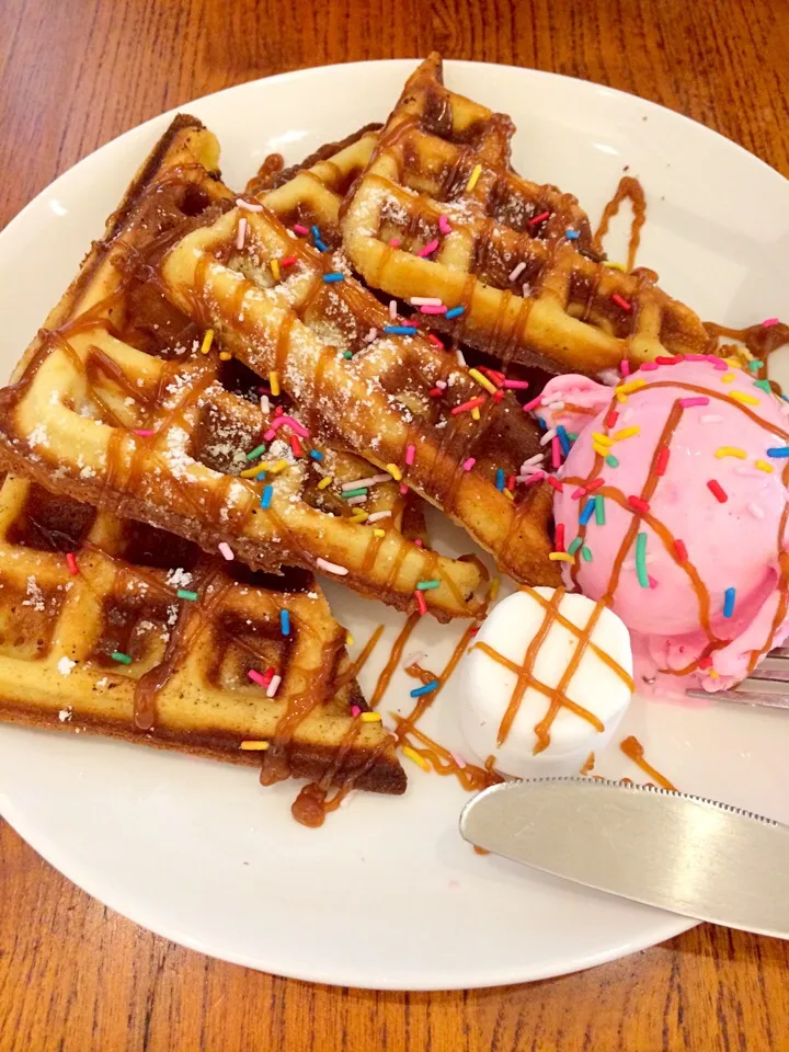 Strawberry ice cream waffle🙈|Ng Yin Tingさん