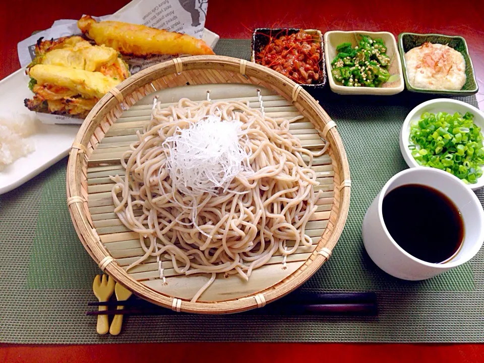 Buckwheat noodles w/Tempura shrimp&vegetables🎵お蕎麦 筍かき揚げと海老天 ねばx2〜三兄弟(ｵｸﾗ･納豆･大和芋)添え(*≧艸≦)|🌈Ami🍻さん