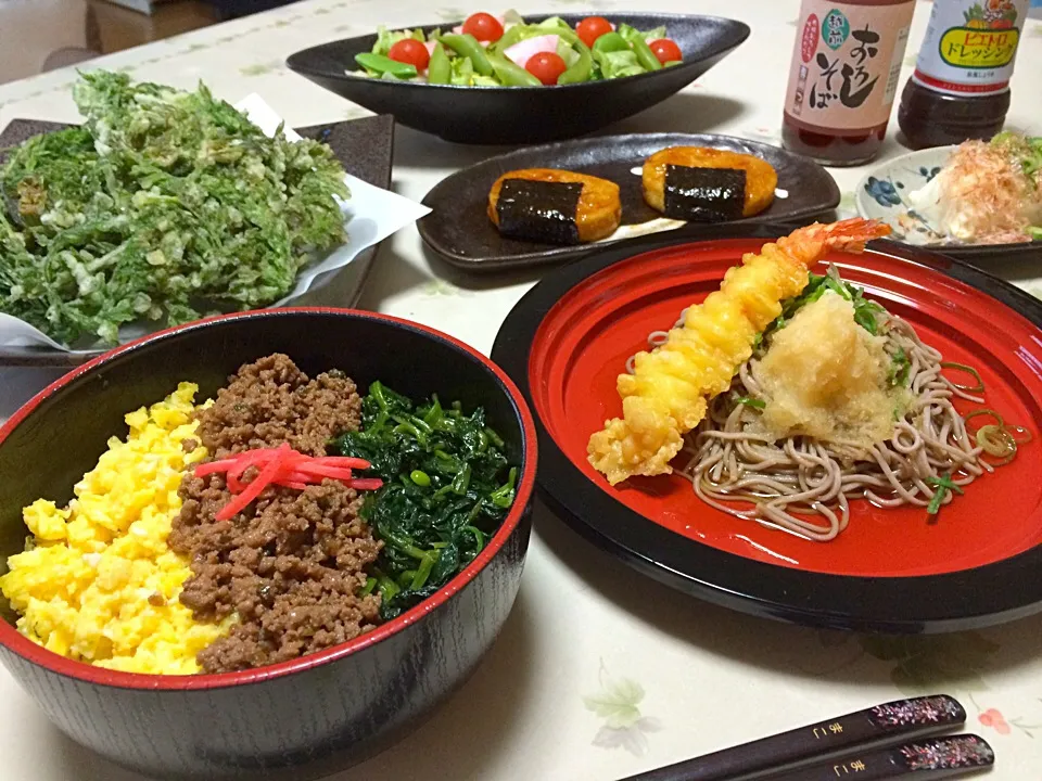 三色丼とお土産で買ってきた越前おろし蕎麦のつゆを使って海老点滴おろしそば💓|makoさん