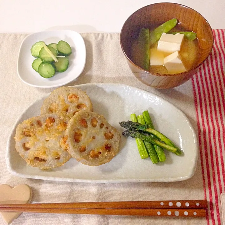 れんこんの鶏つくね天ぷら・キュウリの浅漬け・お味噌汁(絹さや、豆腐)|Accaさん