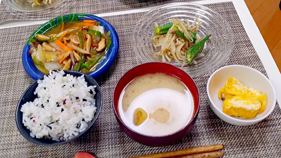 今日の夕食 鱈のあんかけ、もやしとオクラのごま和え、桜えび入り卵焼き、新じゃがの味噌汁、わかめごはん|pinknari🐰🌈さん