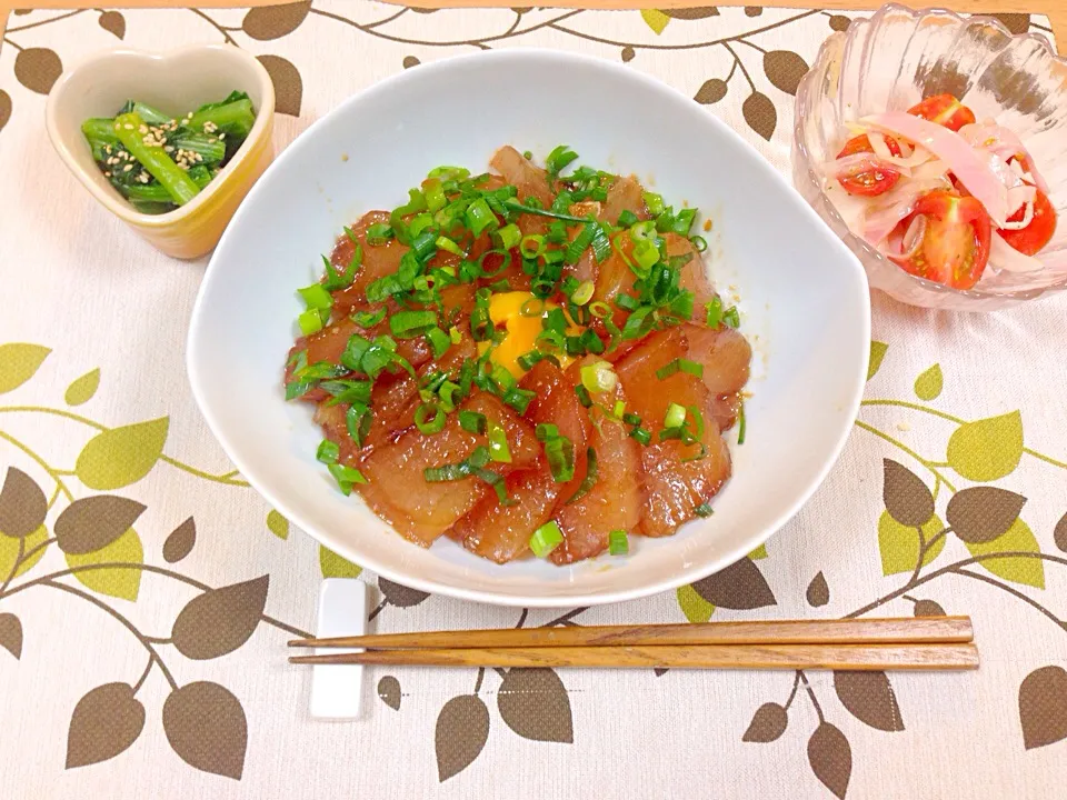 まぐろの漬け丼、小松菜の胡麻和え、トマトと新玉ねぎのサラダ|まきさん