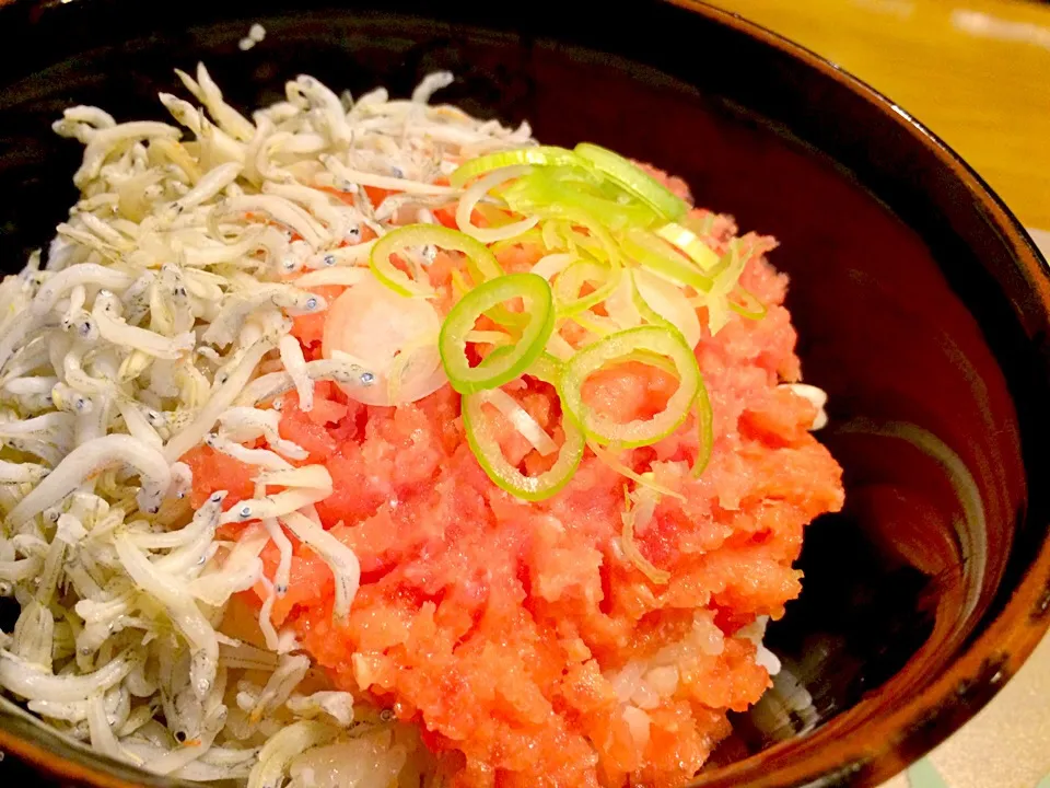 Snapdishの料理写真:マグロのたたきとしらす丼で夕食🍚🍚|かずみさん