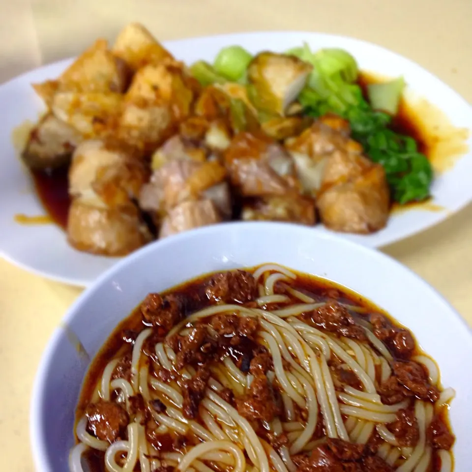 Snapdishの料理写真:Rice noodles YONG tau foo|willzさん