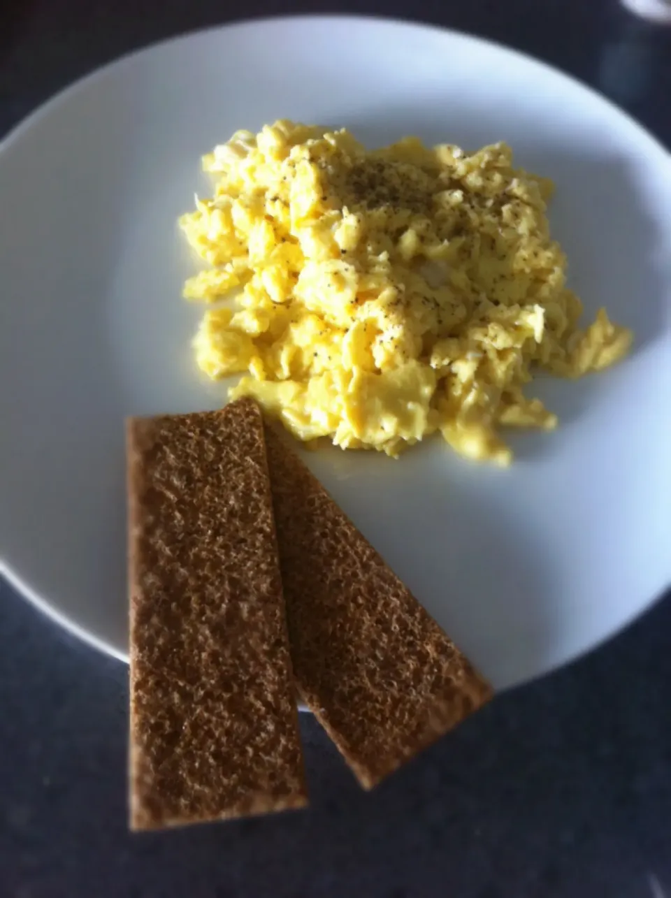 Snapdishの料理写真:Scrambled eggs with wholewheat crackers|🍓Jolejo🍓さん